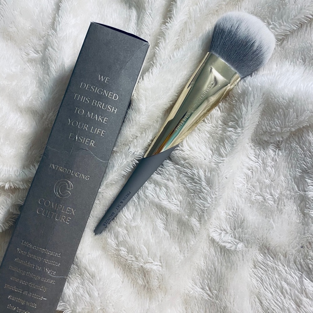 COMPLEX CULTURE bronzer brush